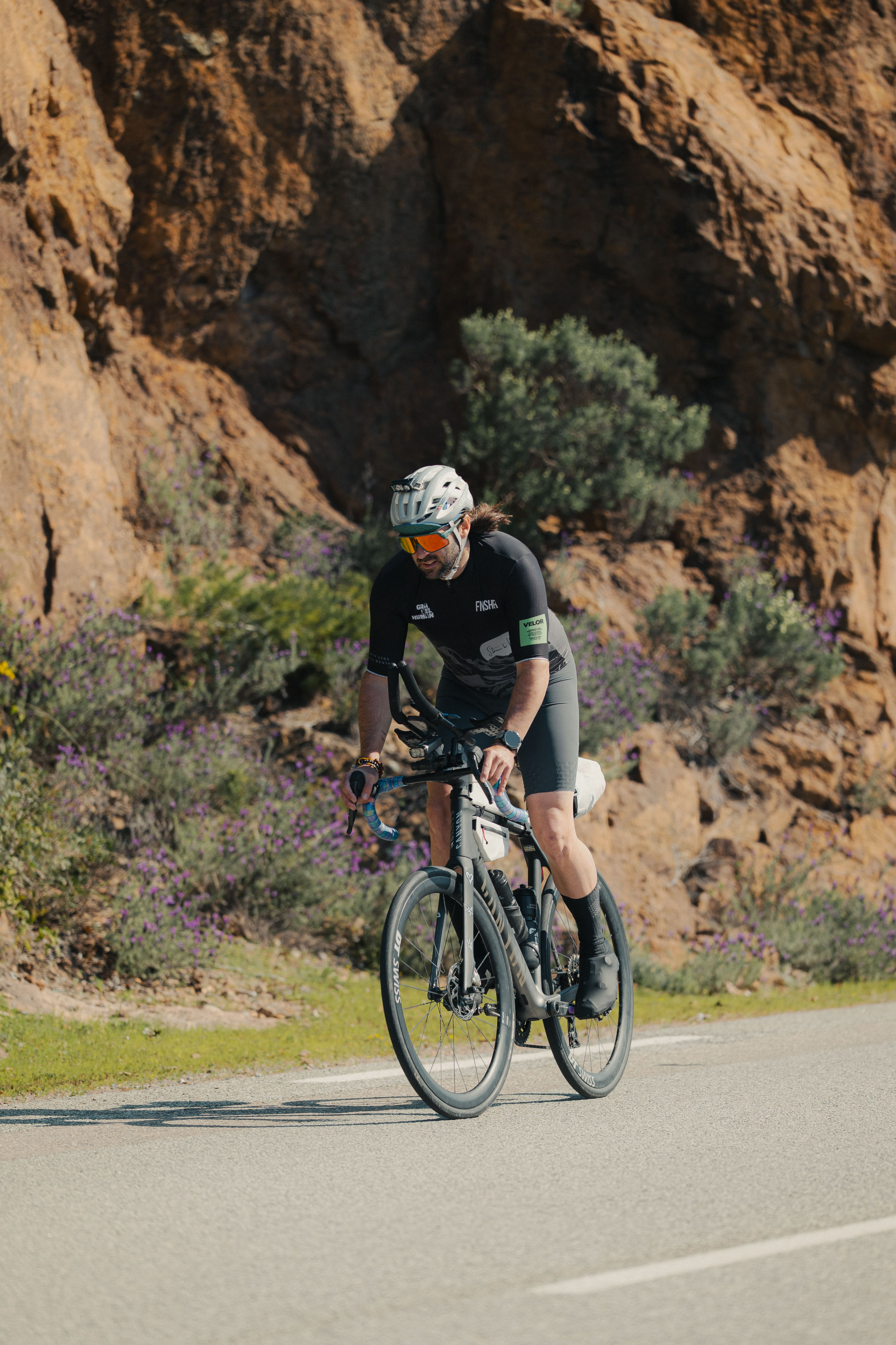 Coureur en contre-plongée avec flou de mouvement, photo outdoor sport et action