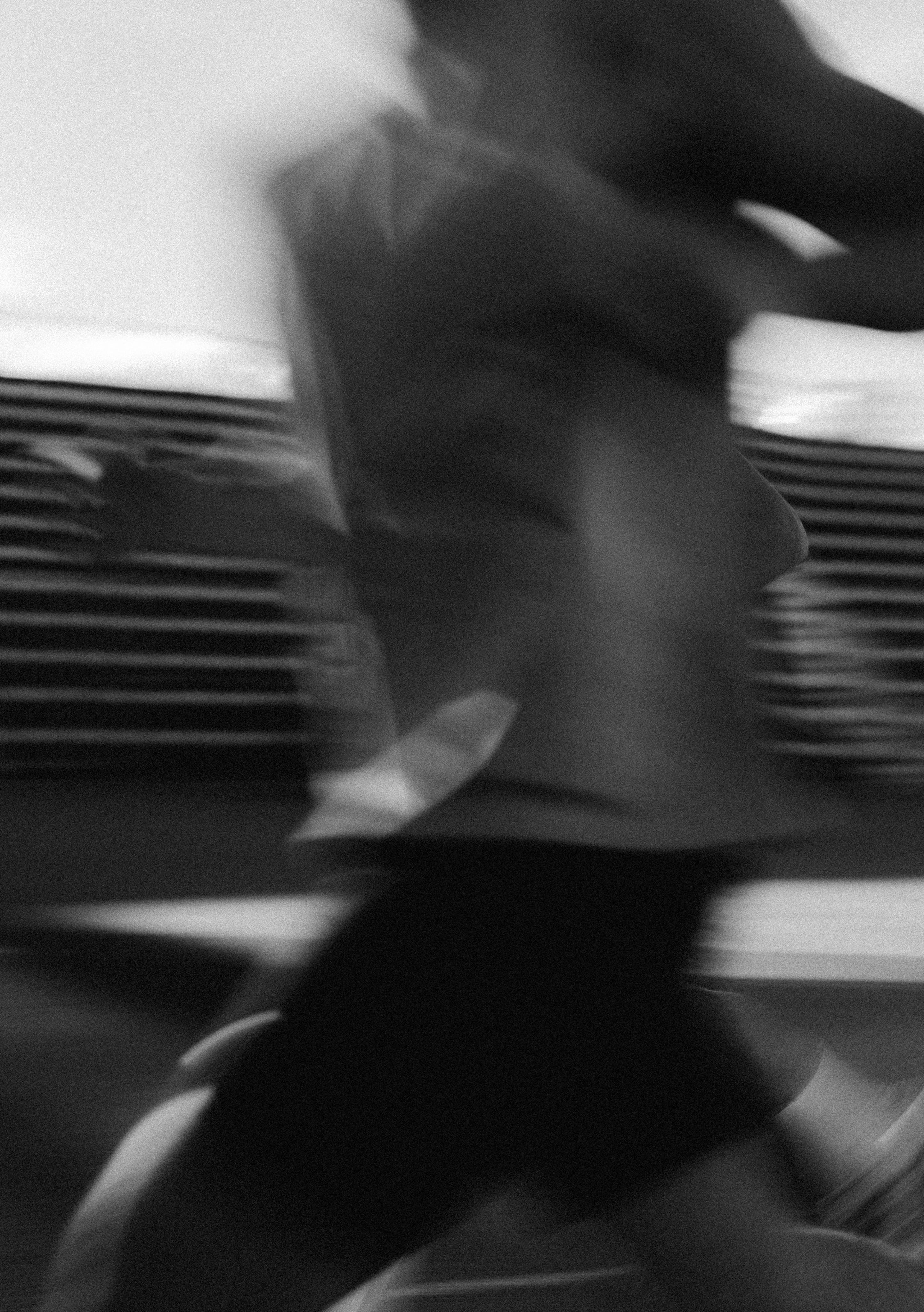 Athlète au stand Diadora avec rayon de soleil illuminant la scène, photo outdoor sport et événement