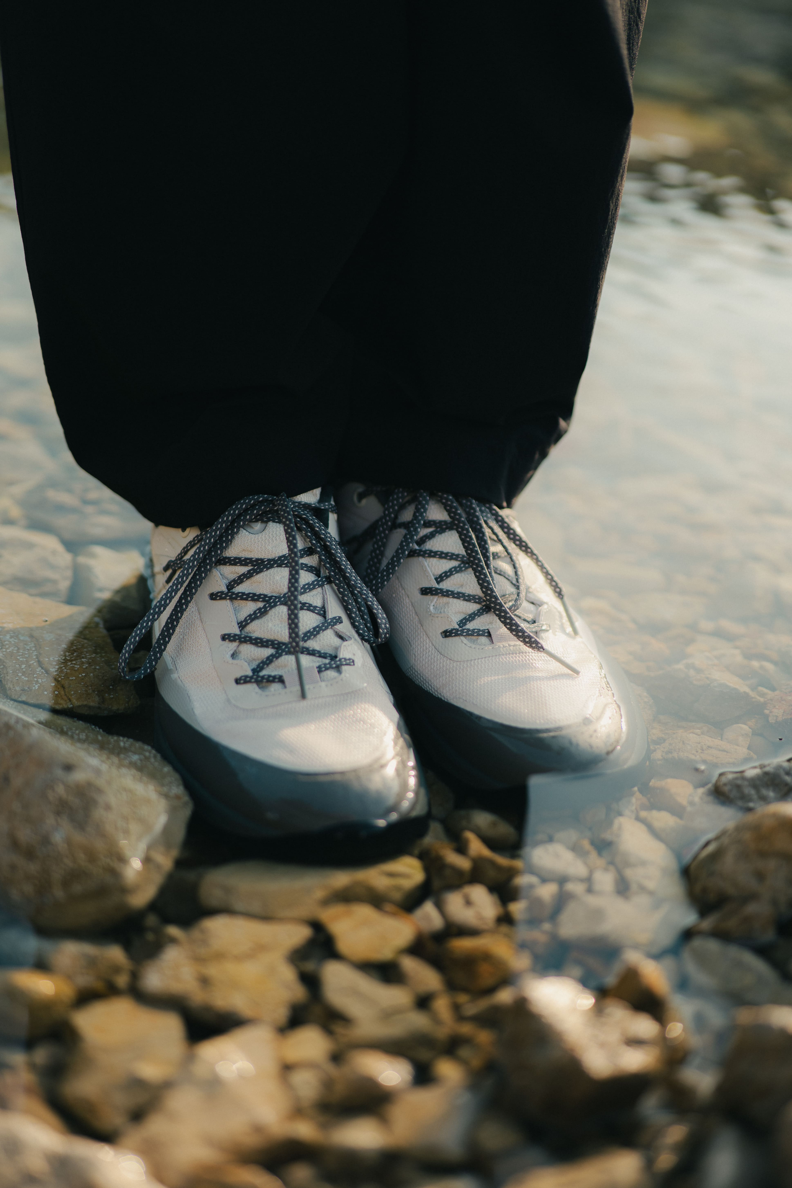 Athlètes échangeant entre eux lors d’un shakeout Diadora, photo outdoor sport et convivialité