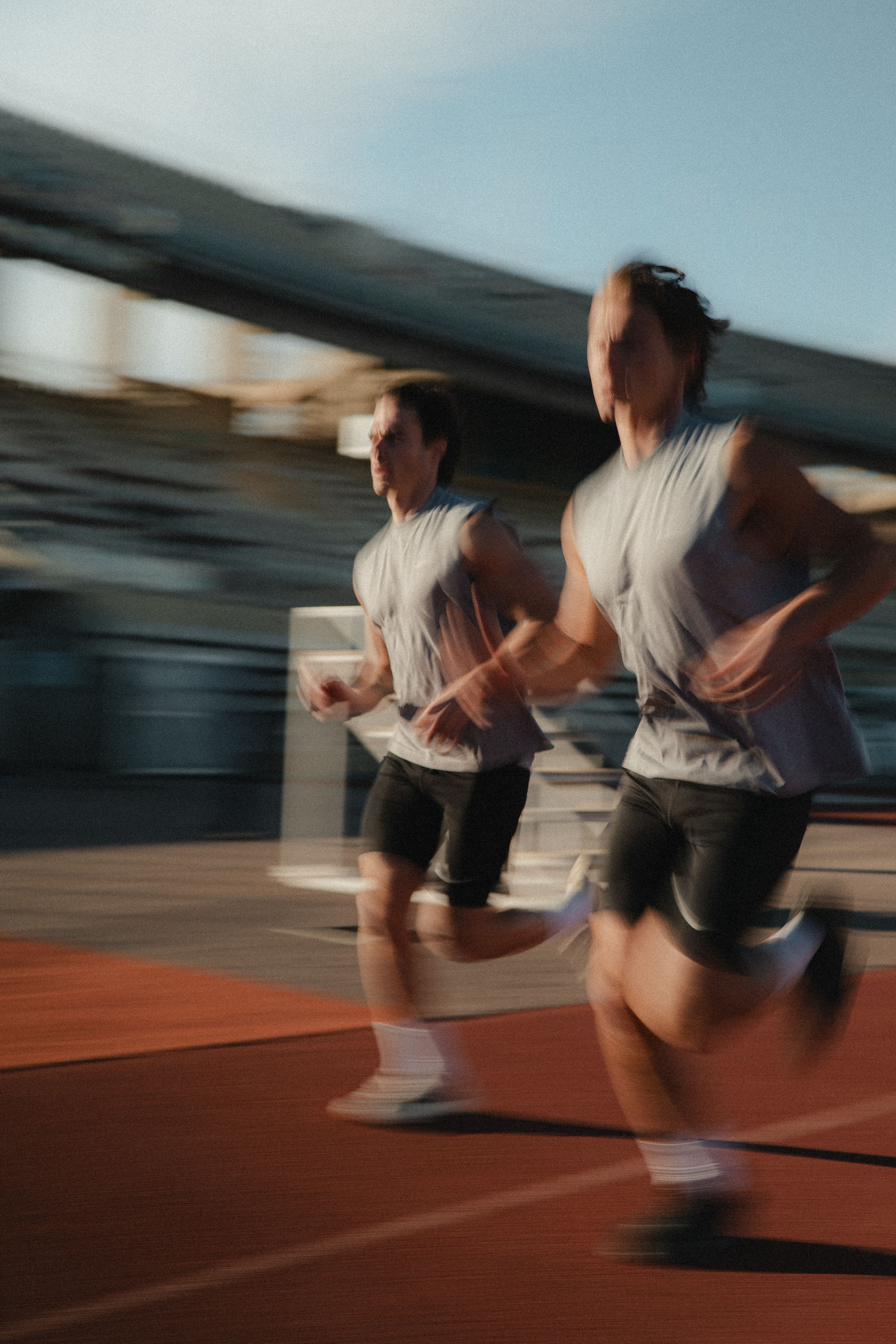 Gros plan sur une chaussure Diadora Carbon, photo outdoor sport et équipement