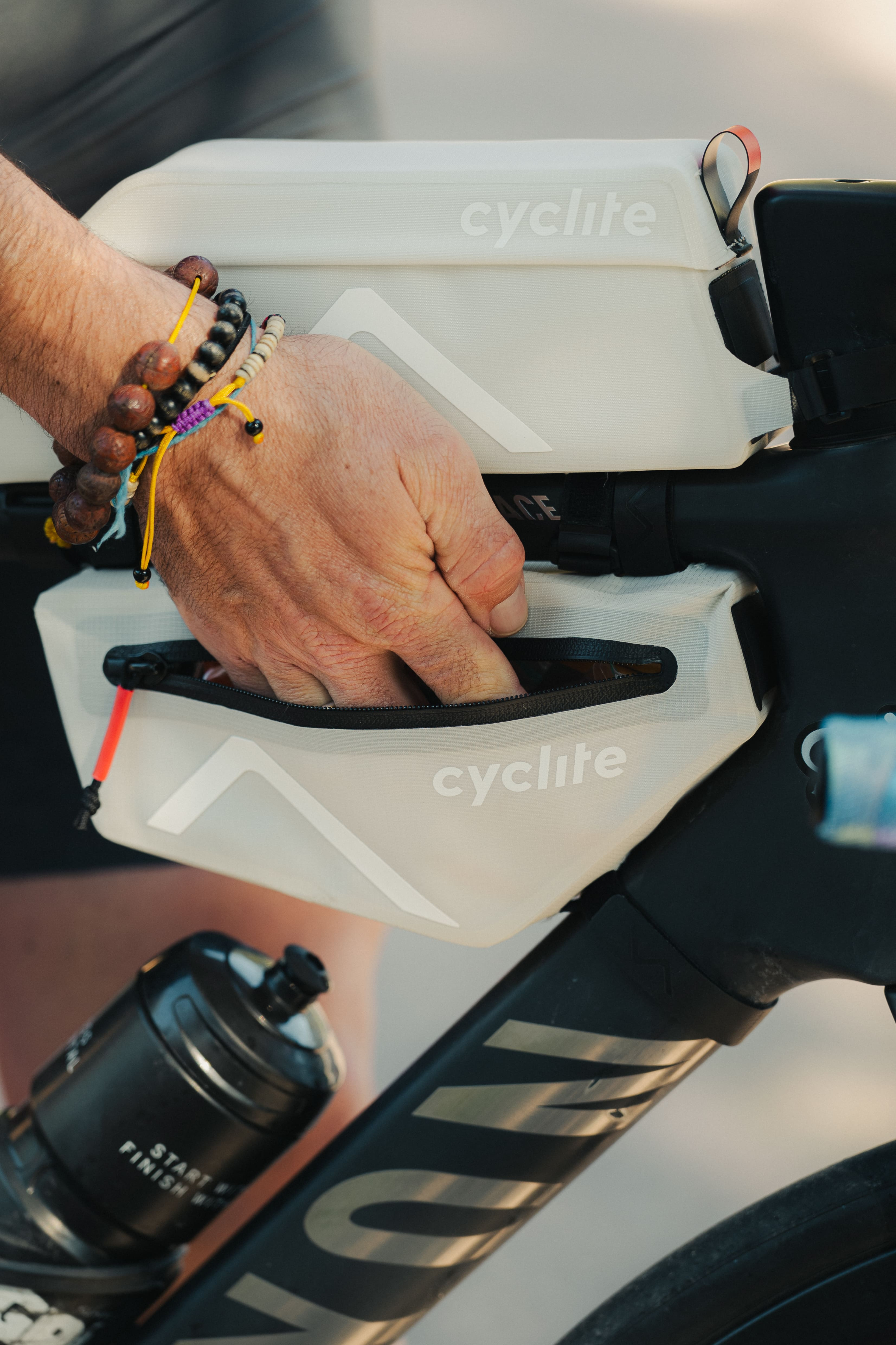 Traileur réglant son gilet au coucher du soleil, photo outdoor sport et préparation