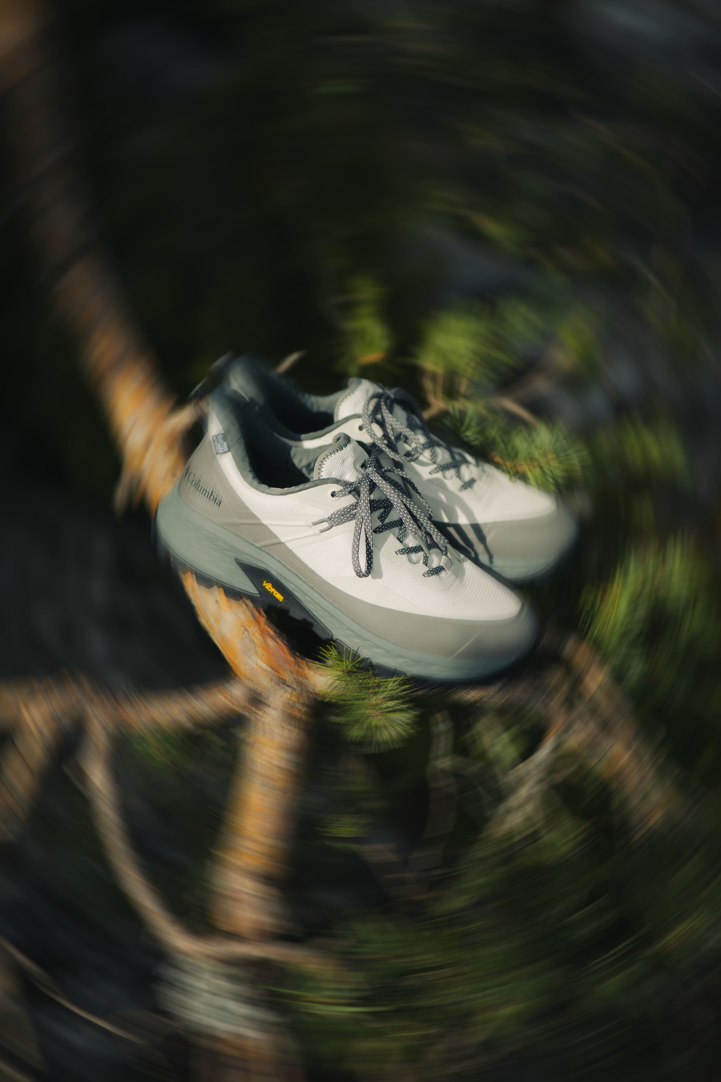 Athlète au stand Diadora avec rayon de soleil illuminant la scène, photo outdoor sport et événement