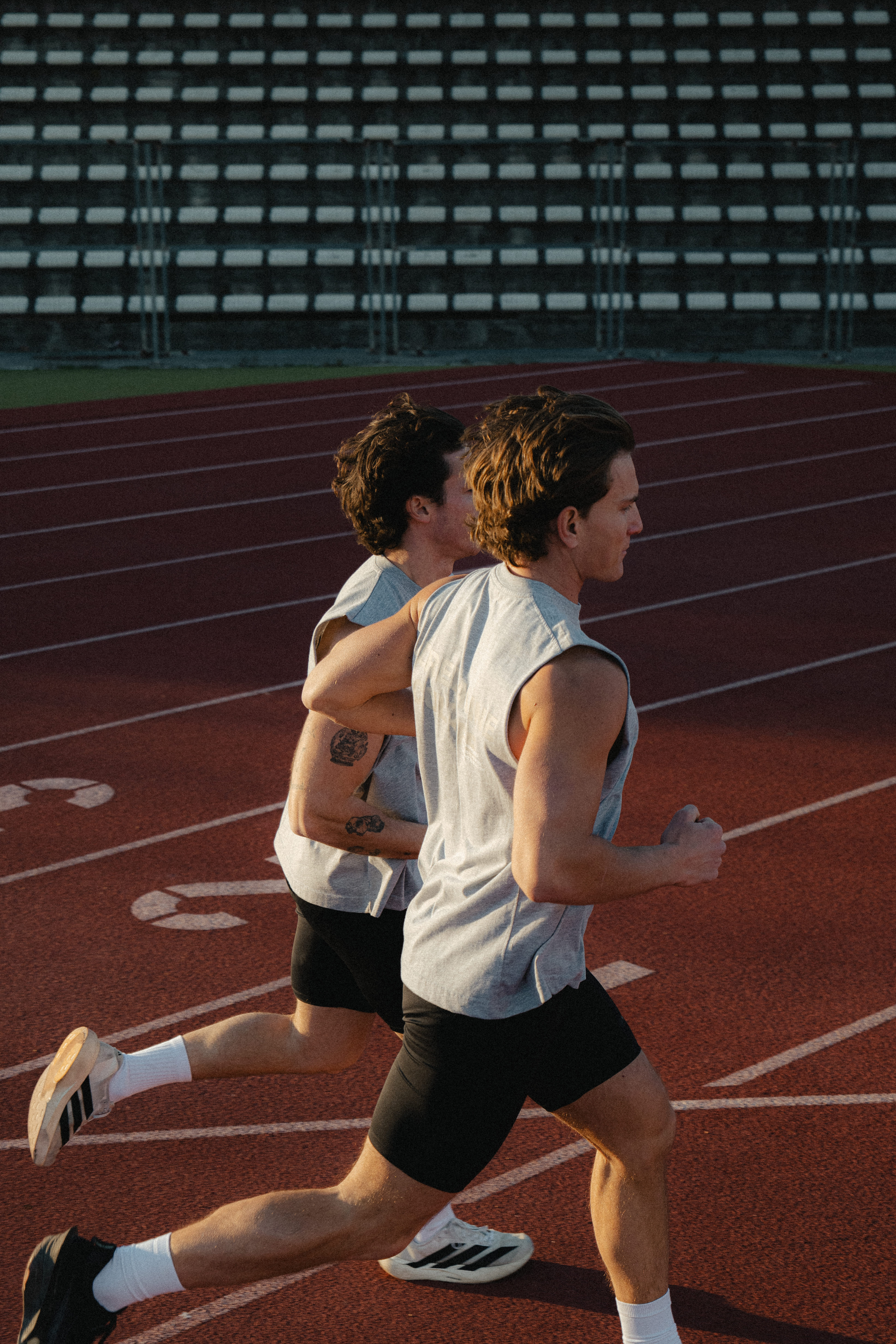 Athlète médaillé, épuisé après la course, photo outdoor sport et émotion