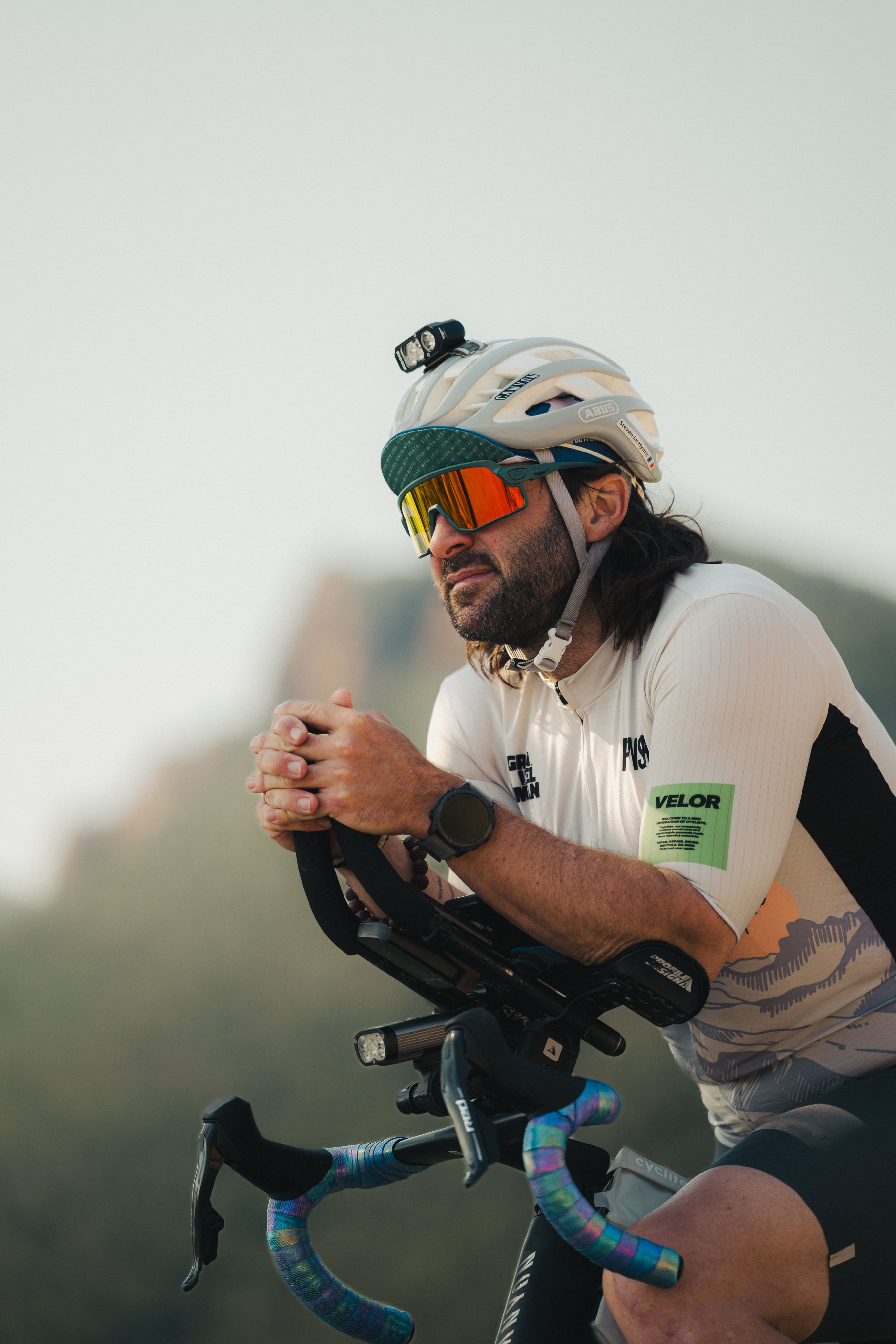 Cycliste en train de mettre son casque, photo outdoor sport et préparation